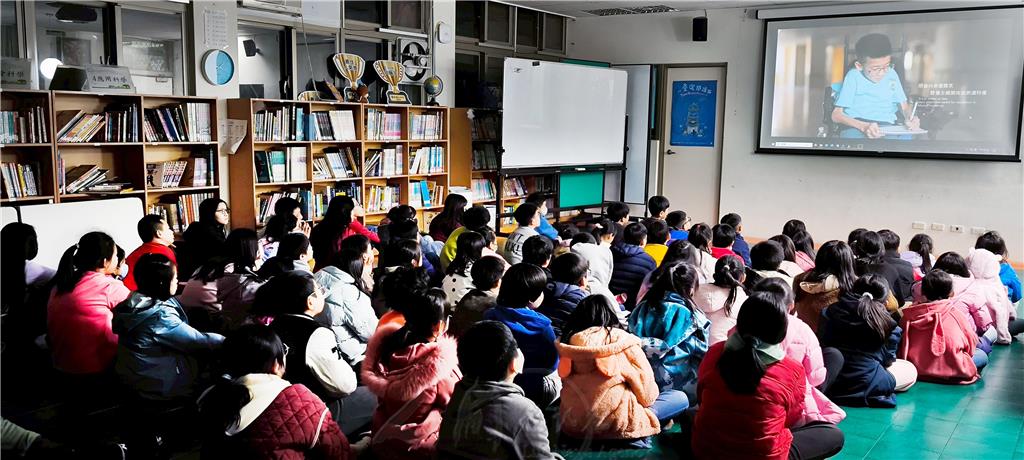 💪《台灣超人》寒流裡播放　中華國小感動中勵志⚡