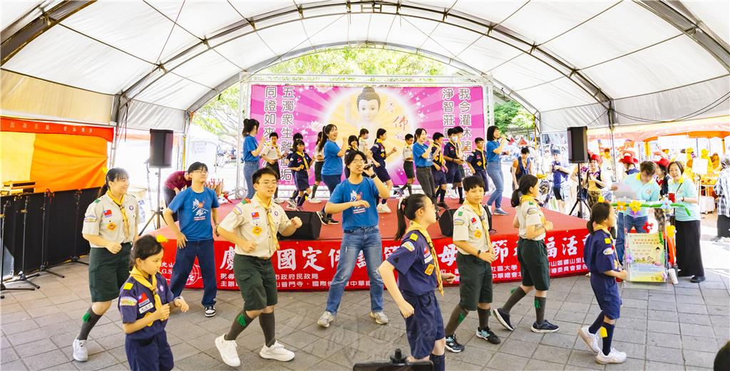 佛誕節思母恩　市民歡喜花博浴佛看表演
