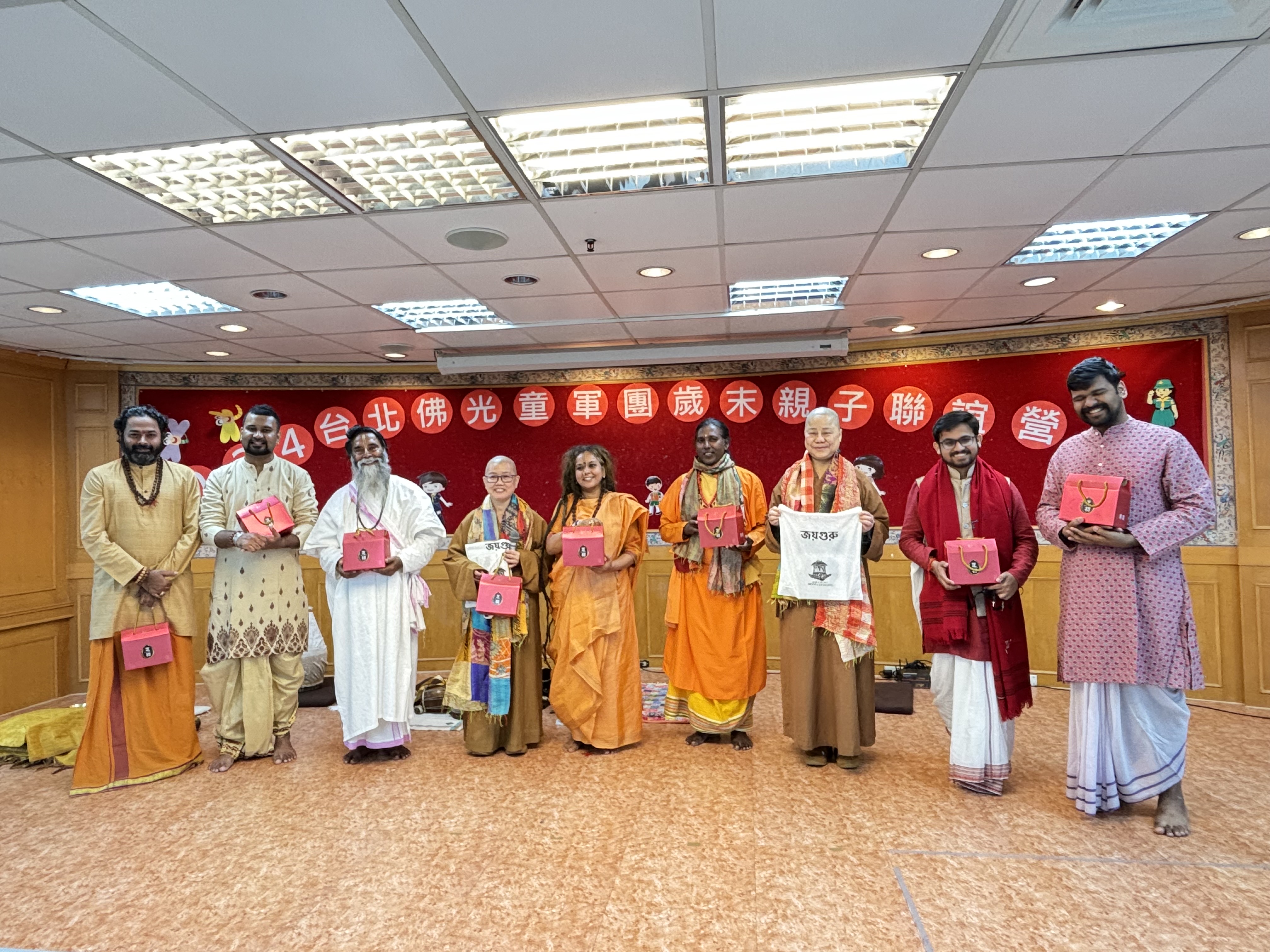 營火會的最高潮是印度Baul(鮑爾)傳統神聖音樂團演出，由佛光山加爾各答禪淨中心住持妙.jpg