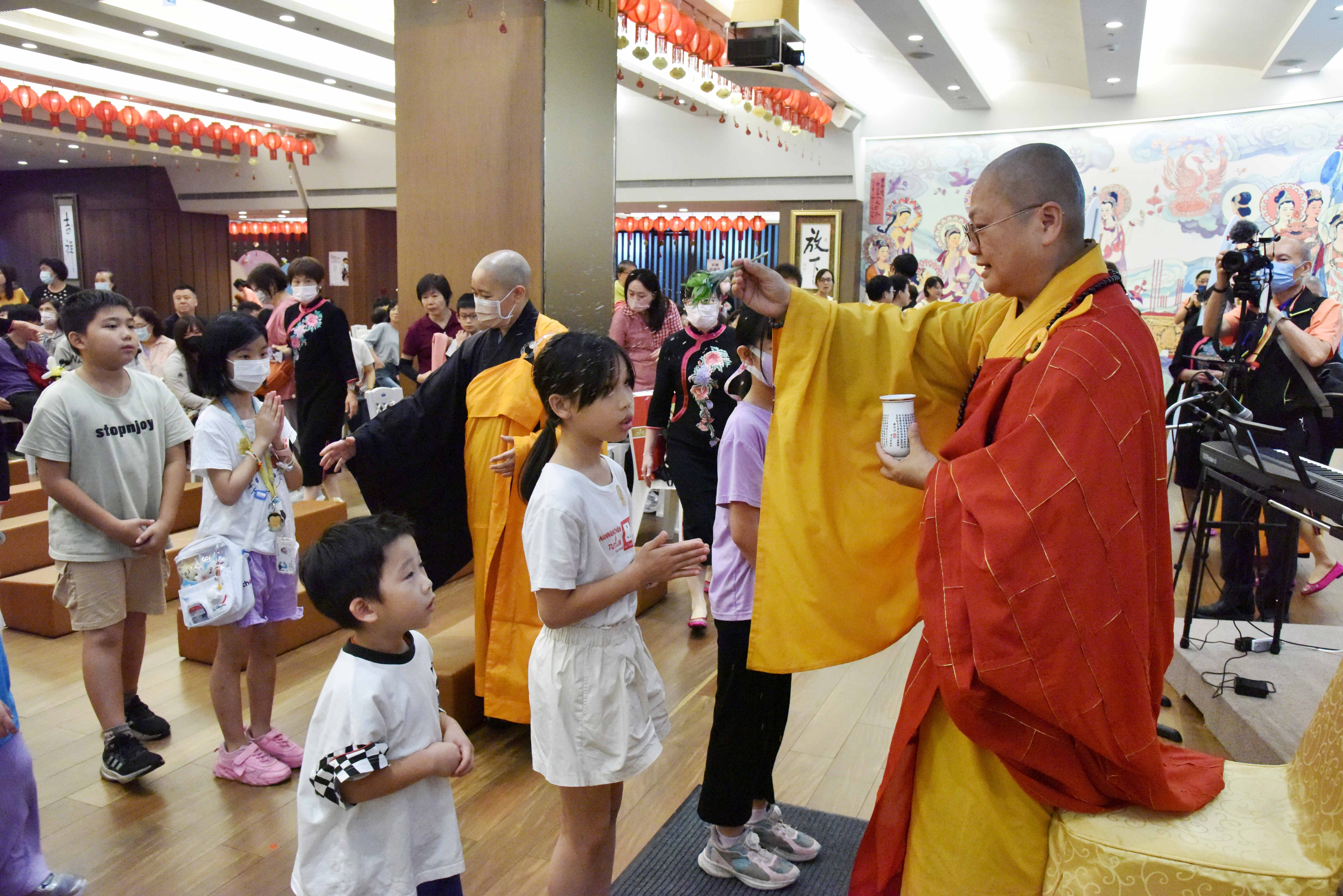 台北道場住持滿謙法師為與會小朋友灑淨祝福 人間社記者 謝裕源 攝_0.JPG