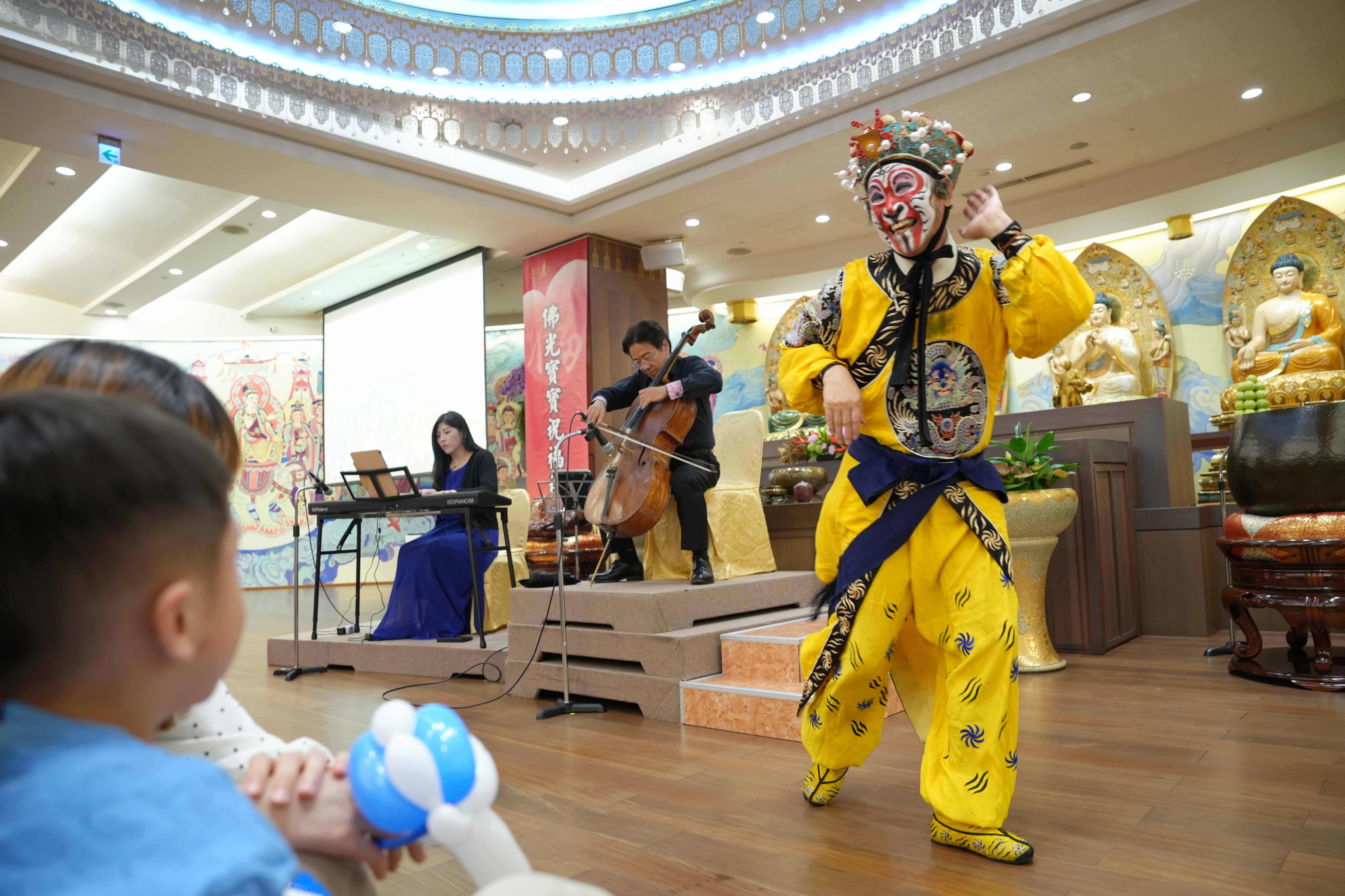 朱陸豪、張正傑及呂冠葶為佛光寶寶祝福禮送上親子音樂會 人間社記者 陳承文 攝_0.JPG