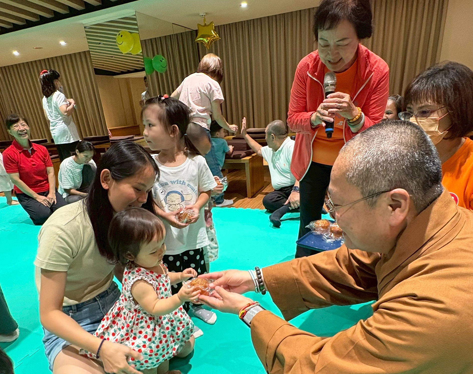 住持滿謙法師親自為每位小朋友送上「平安桂圓蛋糕」，祝福孩子快樂成長。_0.jpg