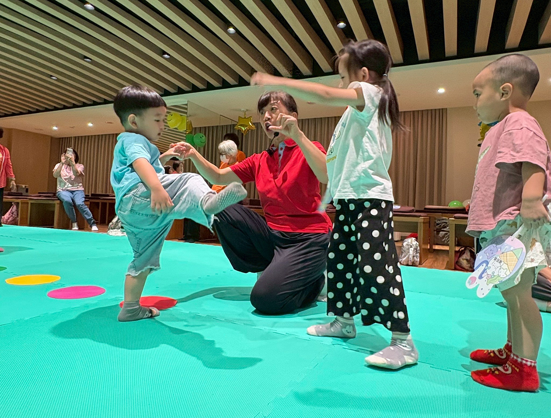 所有小朋友在楊淑華老師引導下，模仿馬踢腿、兔子跳、小狗爬、豬打滾，現場逗趣又溫_0.jpg