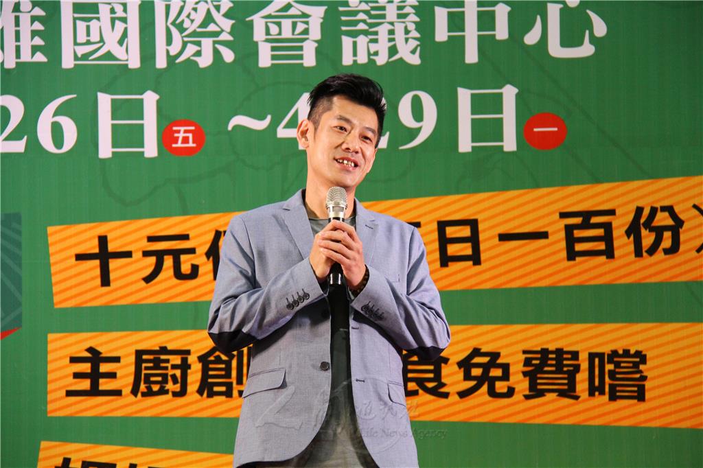 主辦單位億泰利國際公司董事長陳恩慶致詞表示，感謝《人間福報》、普賢寺的加持，相信此次蔬食展必蒙佛光普