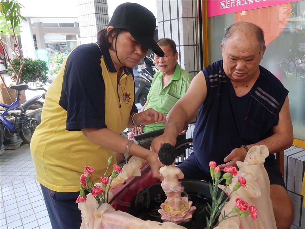 長照中心的長輩對於行動小浴佛車可以到中心來，都心生歡喜，迫不及待想浴佛.jpg