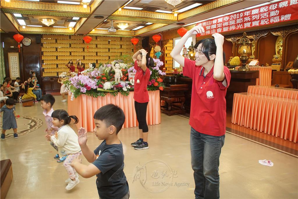 普賢佛光青年團帶動〈三好喵喵喵〉暖場時，小娃兒忘情地加入，隨著載歌載舞，萌翻了全場.jpg
