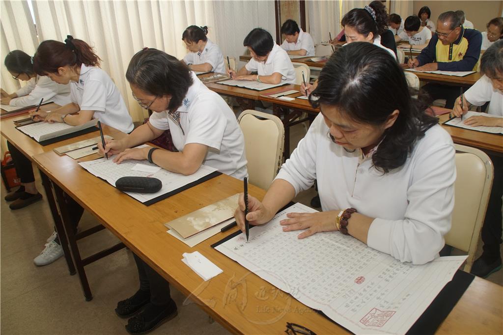 但見人人屏氣凝神，專注於筆尖的揮灑.jpg