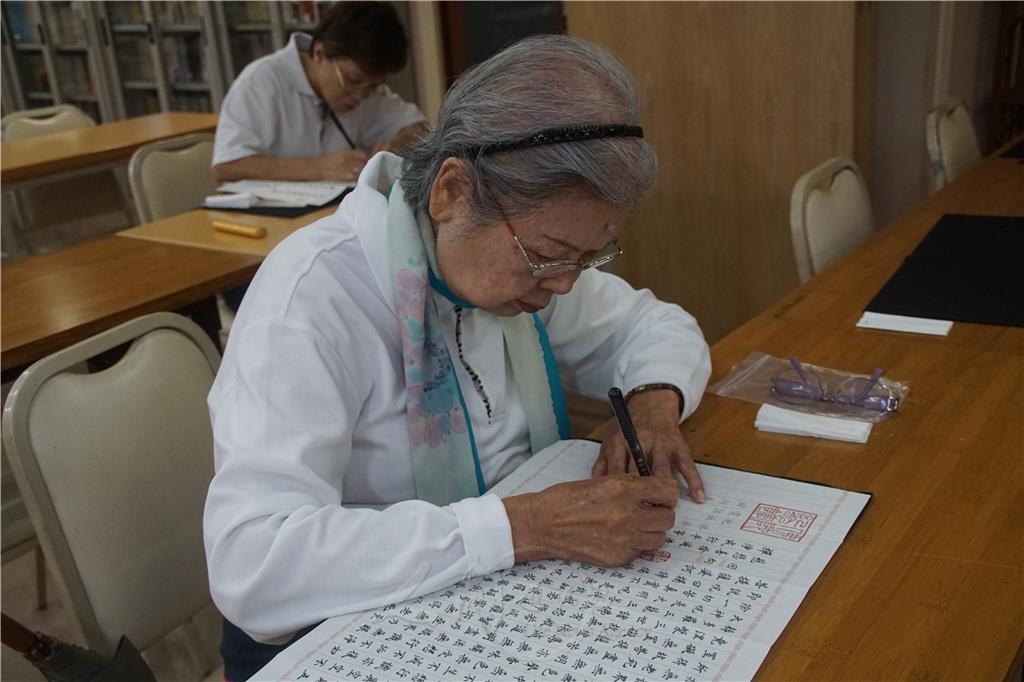 85歲高齡的陳秀足老菩薩，大病初癒不久，即珍惜此難得的因緣，現身抄經行列.jpg