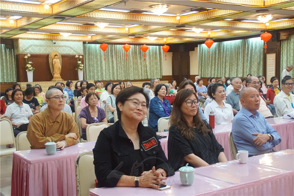 與會者專注聽講.jpg