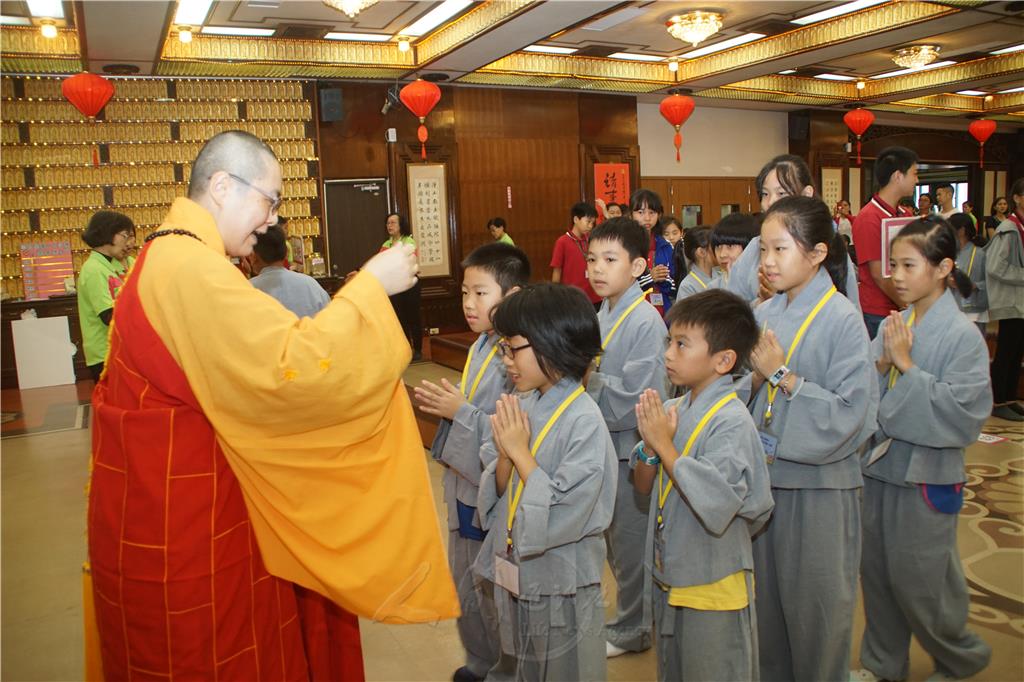 佛光兒童祝福禮中，監寺覺輝法師為孩子甘露灌頂，加持小朋友聰明平安。.jpg