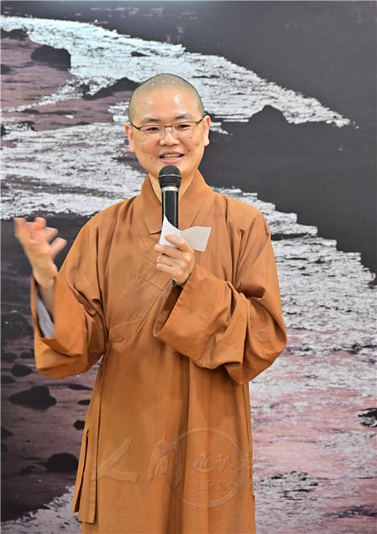 南屏別院住持妙樂法師對展出作品讚歎不已.jpg