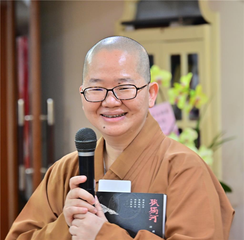 佛陀紀念館館長如常法師用「光去千里留燈在」勉眾，將陳君子的風範，在心中燃亮光明智慧之燈.jpg