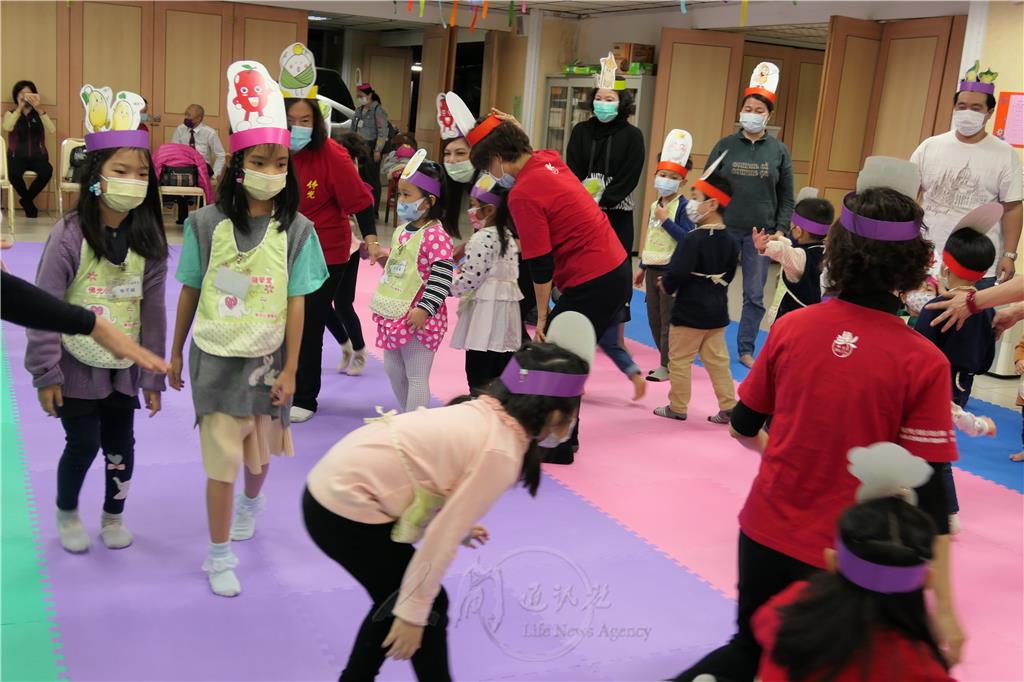 運用左右翻滾、上下跳動、繞圈圈等肢體動作，創意的象徵?爆香」、?炒」、?滾」.jpg