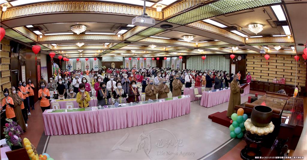 光山都監院院長慧傳法師領眾恭讀星雲大師〈為在家信眾祈願文〉.jpg