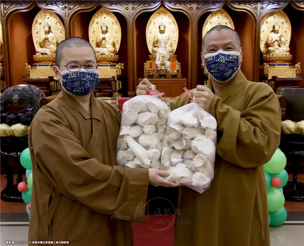 慧傳法師(圖右)致贈佛光山自栽的杏鮑菇與嘈普賢寺義工結緣，知貫代表接受.jpg
