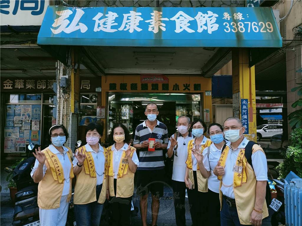 高雄第五督導區鍾素美督導負責帶領佛光人8月19日前往迪立弘健康素食館，轉贈由國際佛光會中華總會首波贊助