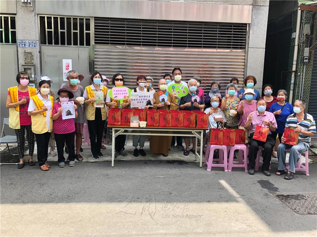 佛光山普賢寺監寺知貫法師帶隊至高雄市鼓山區登山里關懷據點–幸福登山C級巷弄站，請30位獨居長者「來呷飯