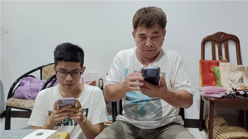 父子並肩作答.jpg