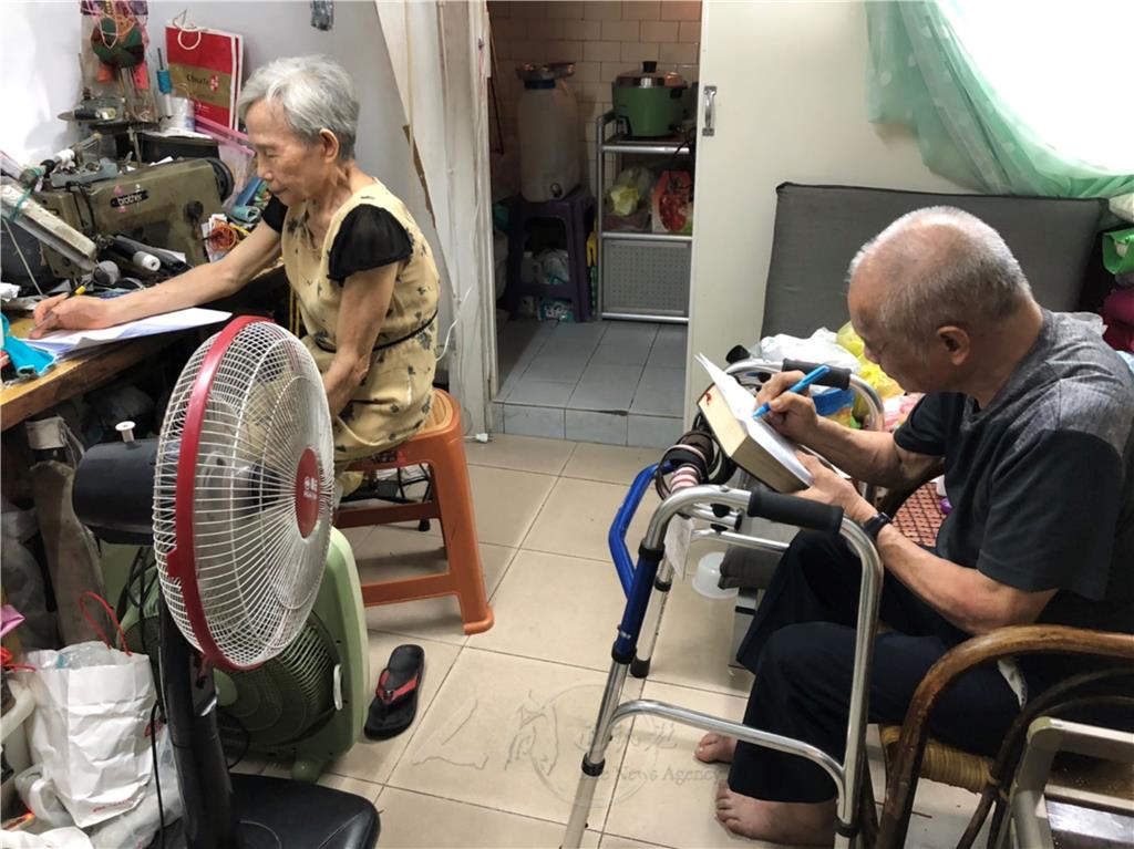 會長親自拿紙本試題到該會員家，讓老菩薩完成心願.jpg