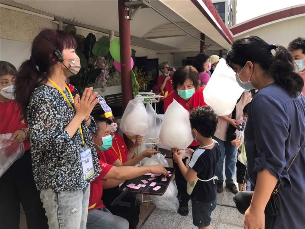 棉花糖成形後，再用塑膠袋包裝，人手一袋，帶回家品嚐.jpg