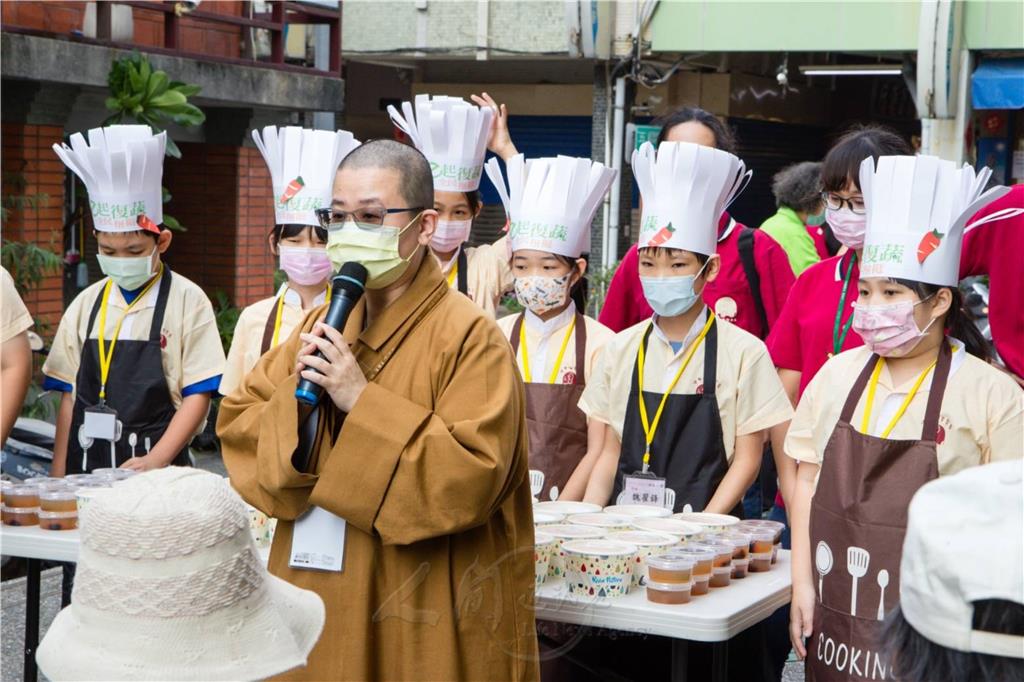 知貫法師以國台語雙聲帶，講述國際佛光會中華總會發起「e起復蔬、全民相挺」的核心意義.jpg
