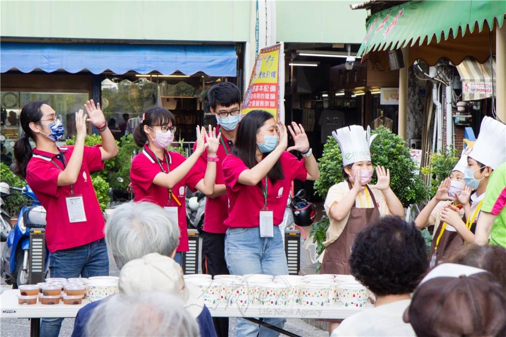 載歌載舞表演人間音緣〈給〉，散播歡樂給長者.jpg