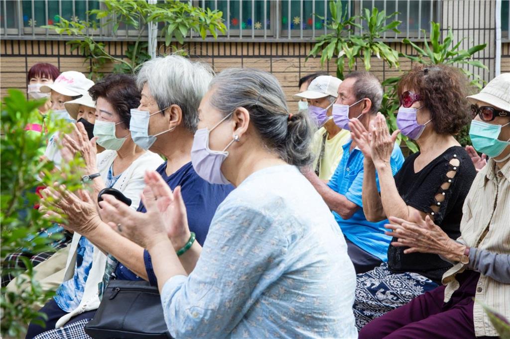 載歌載舞表演人間音緣〈給〉，散播歡樂給長者．.jpg