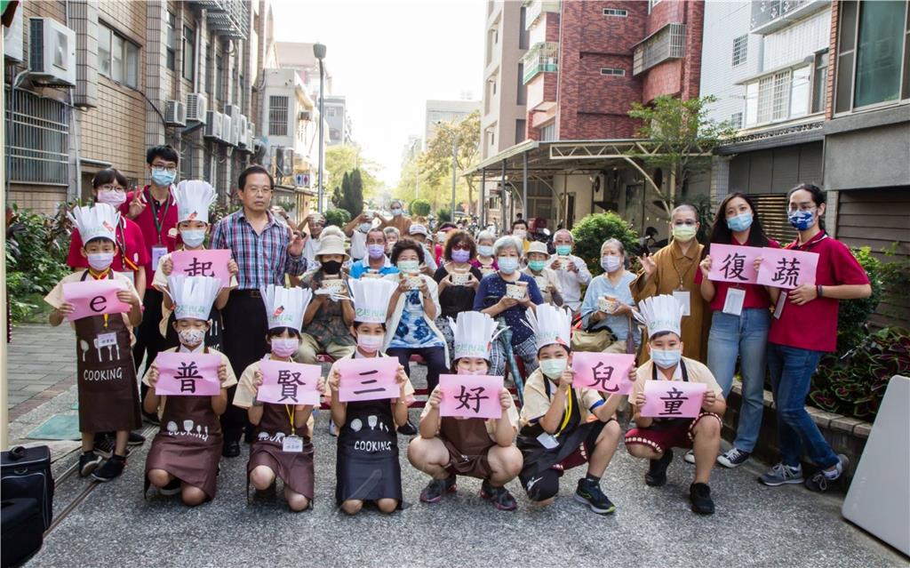 知貫法師帶隊送餐，前進鹽埕區港都里關懷據點.jpg