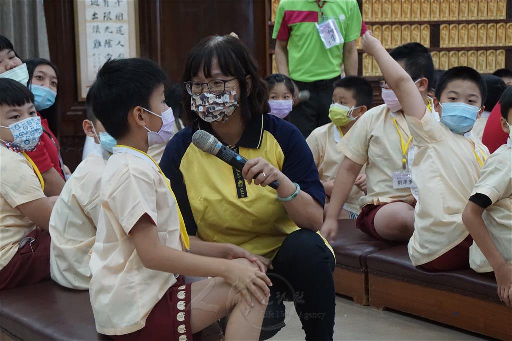 鄭寶惠老師與小朋友互動.jpg