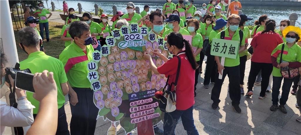 發願卡簽名，一一粘貼在發願樹上。.jpg