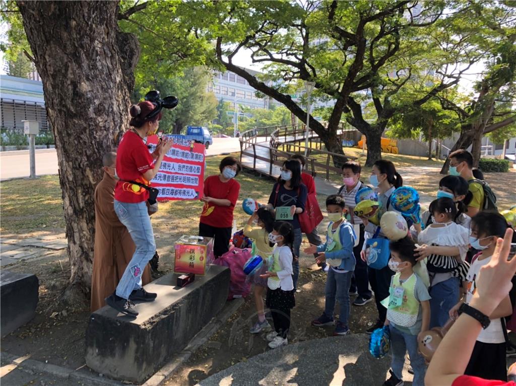 5人1組抽籤決定唱歌〈嘿喲 我們是佛光人〉.jpg