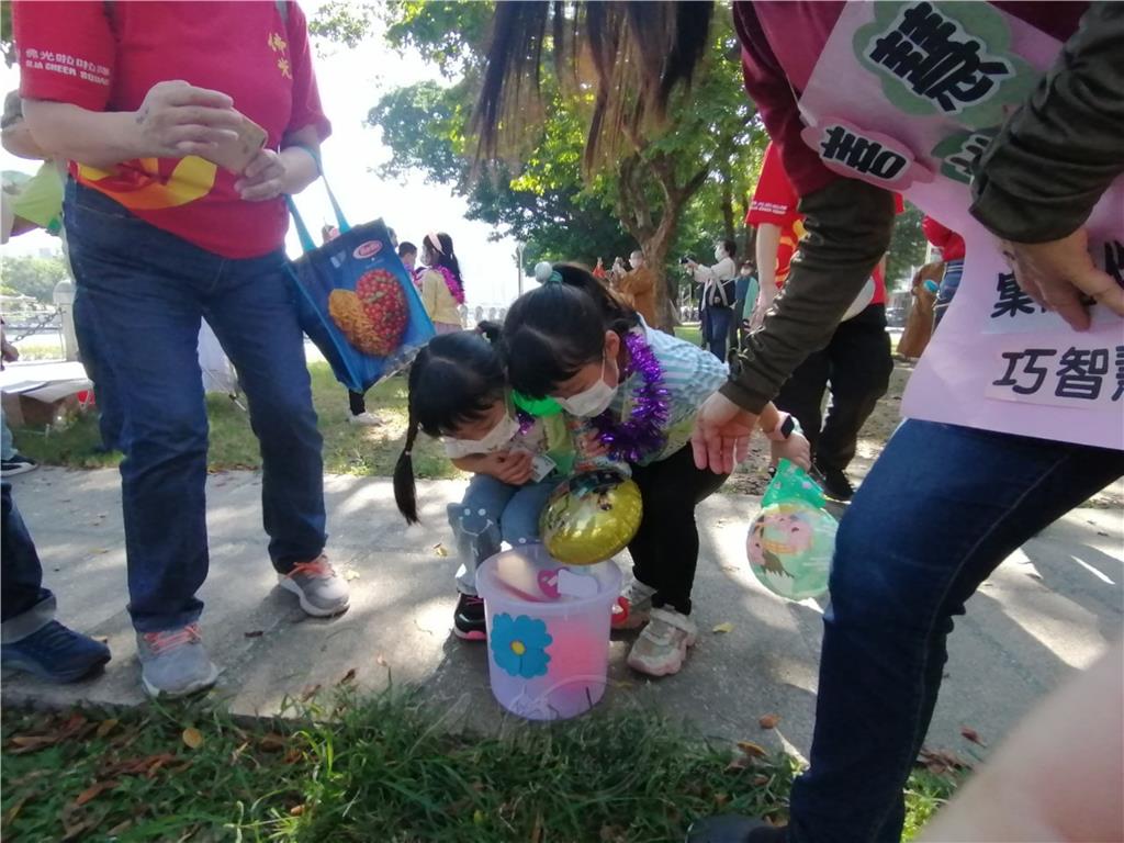 每2人1組用各種方式合作，將皮球放至水桶.jpg
