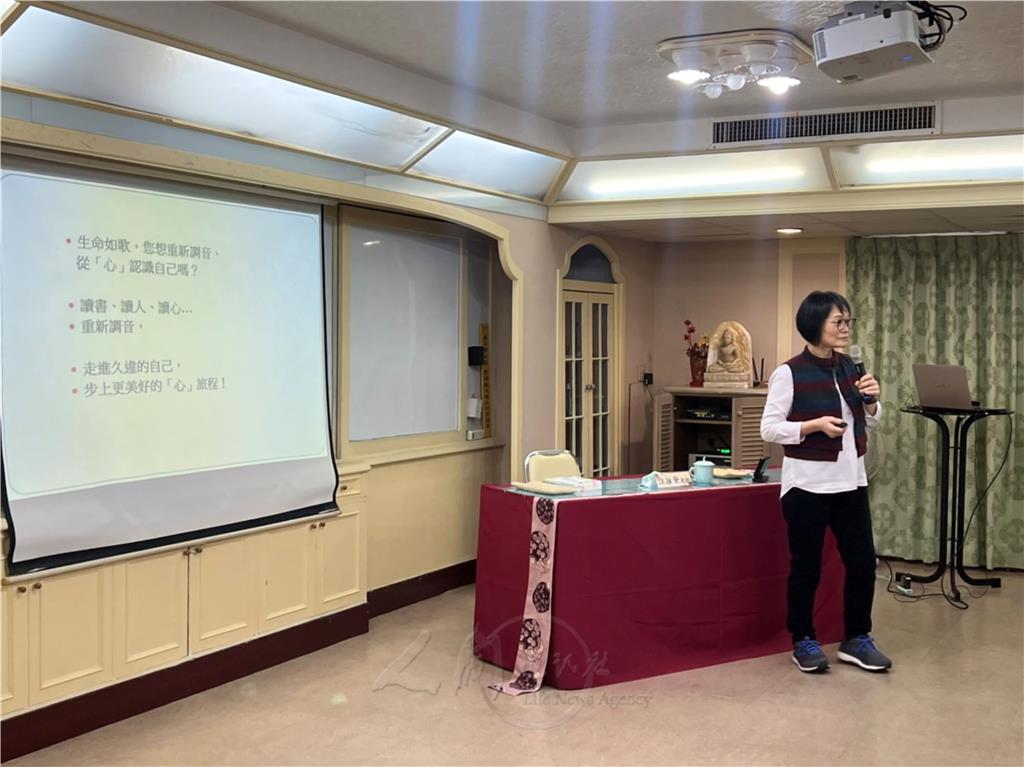 《人間福報》讀報教育講師、終身義工暨「台北市閱讀寫作協會」創會理事長汪詠黛老師講授「閱讀寫作—為生命