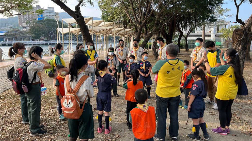 普賢團團員們和家長在愛河邊的綠園道共學、共度美好的午後.jpg