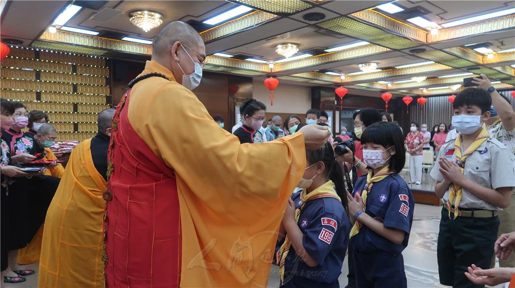 慧法法師為大小童軍們祈福灑淨，祈願在佛菩薩的加被下，孩子們健康快樂成長、擁有幸福美好的未來，也在孩子