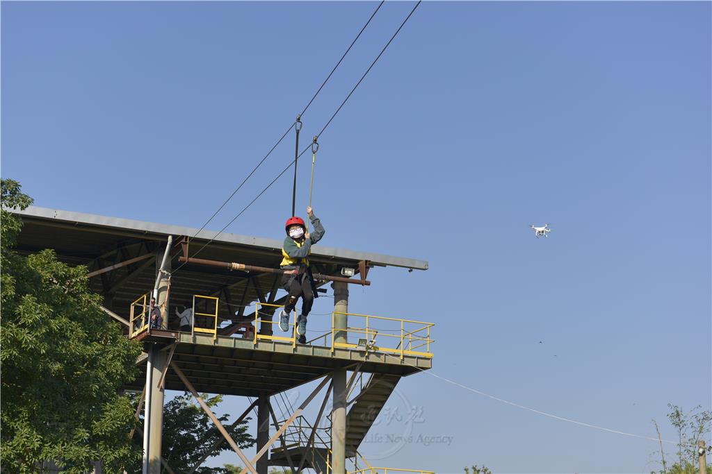 佛光童軍們挑戰高空滑索滑降，體驗在空中快速移動的快感。.jpg