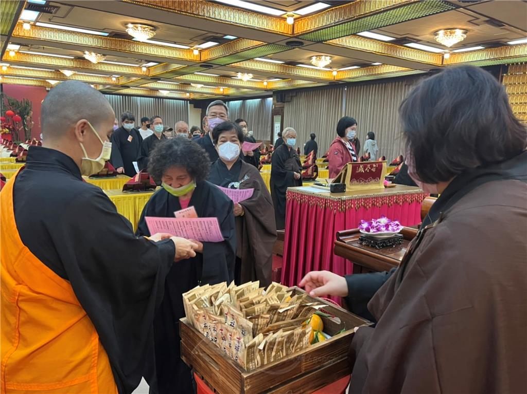 法會結束發平安米，祈願來年五穀豐收、橘子，祝福闔家古吉祥平安。.jpg