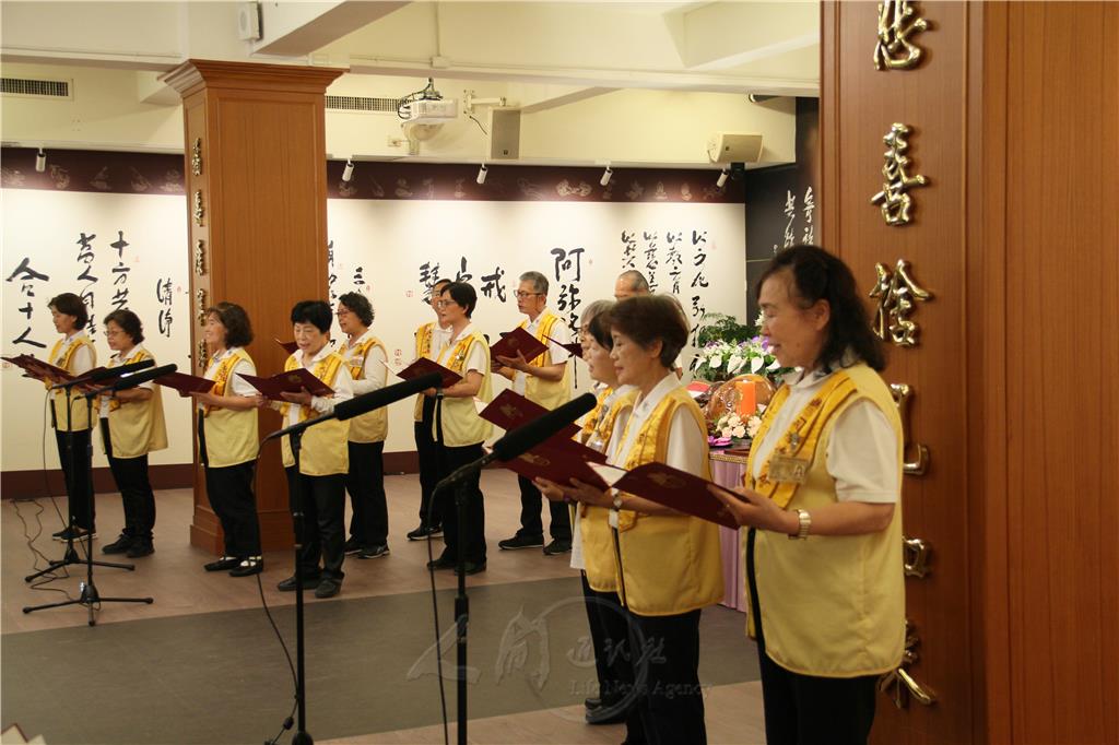 國際佛光會中華總會高雄第五督導區獻唱〈幸福是啥物〉、〈愛就是惜〉。.jpg