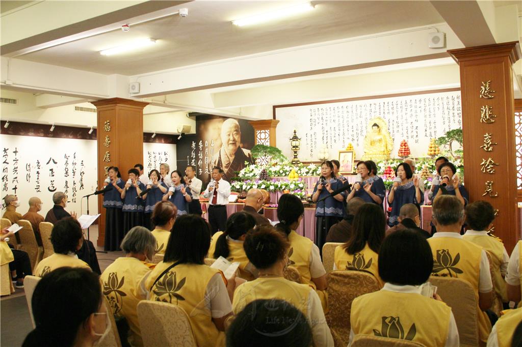 高雄佛教堂合唱團獻唱〈流轉〉。.jpg