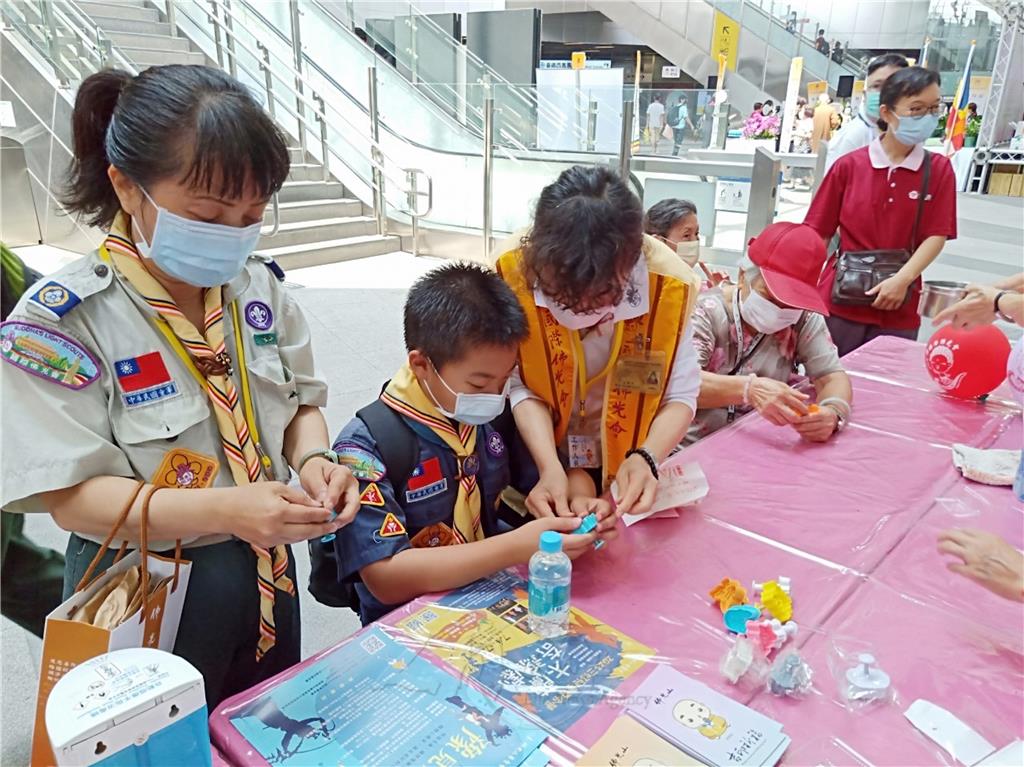 在關主的指導下，普賢團的服務員及小狼們學習如何製作防蚊香。.jpg