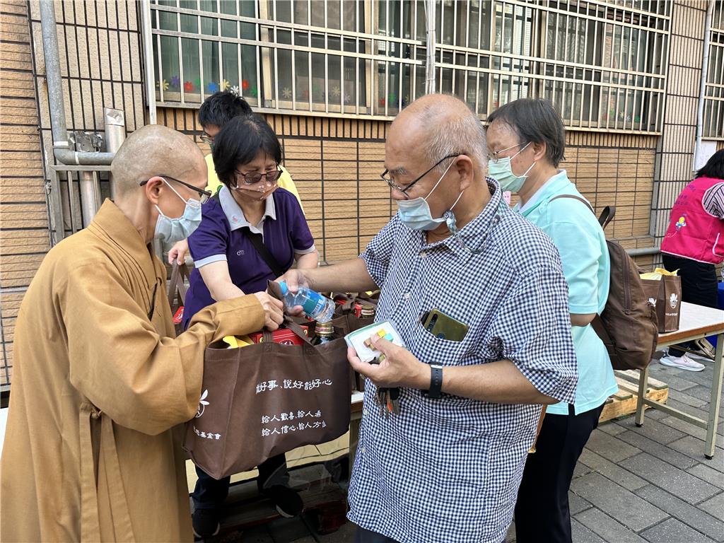 佛光山慈悲社會福利基金會及佛光山普賢寺，5月21日於高雄市鹽埕區堀江商場南北大溝，舉行「慶佛誕響應零飢