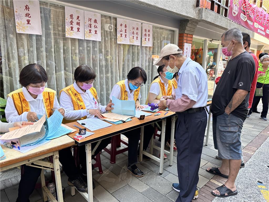 5月21日於高雄市鹽埕區堀江商場南北大溝，舉行「慶佛誕響應零飢餓浴佛祈福」活動，福田戶領取物資，並參與