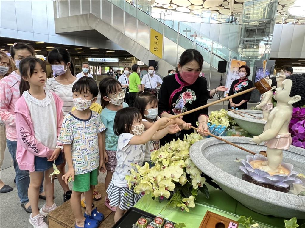 可愛的悉達多太子，吸引小朋友排隊前來浴佛。.jpg