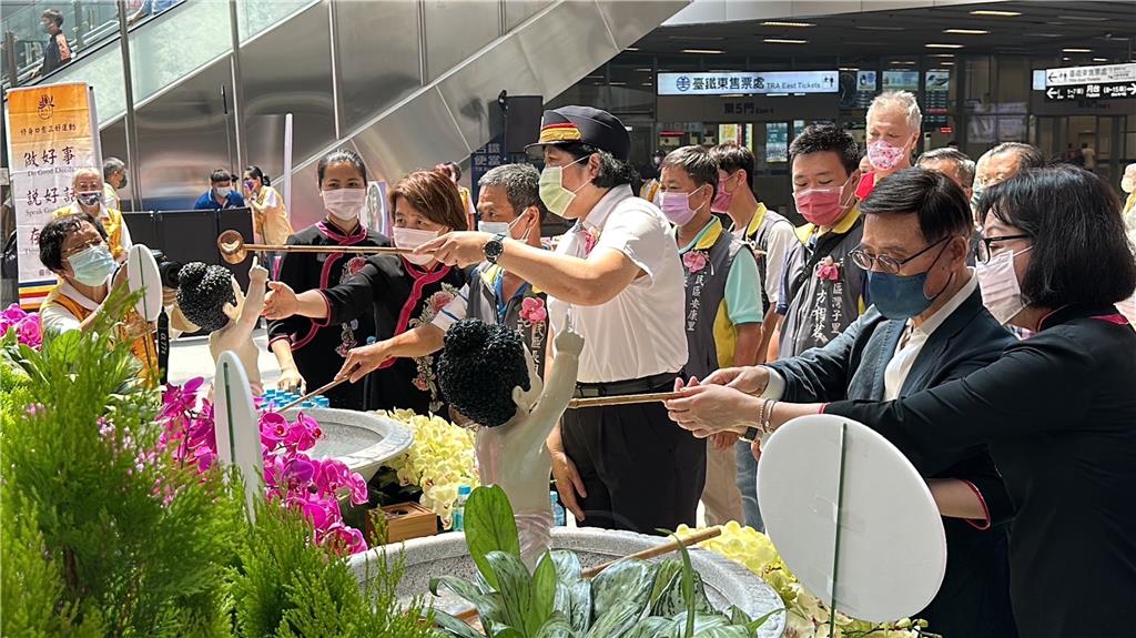 台灣鐵路管理局高雄車站站長上官慧珠(前排右3)、台灣鐵路警察局高雄分局高雄分駐所所長吳忠岳(前排右2)等貴