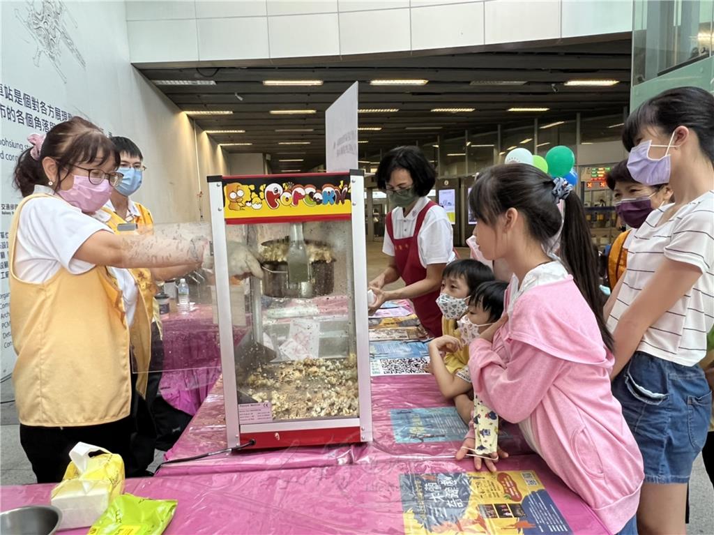 爆米花分享，吸引小朋友前來。.jpg