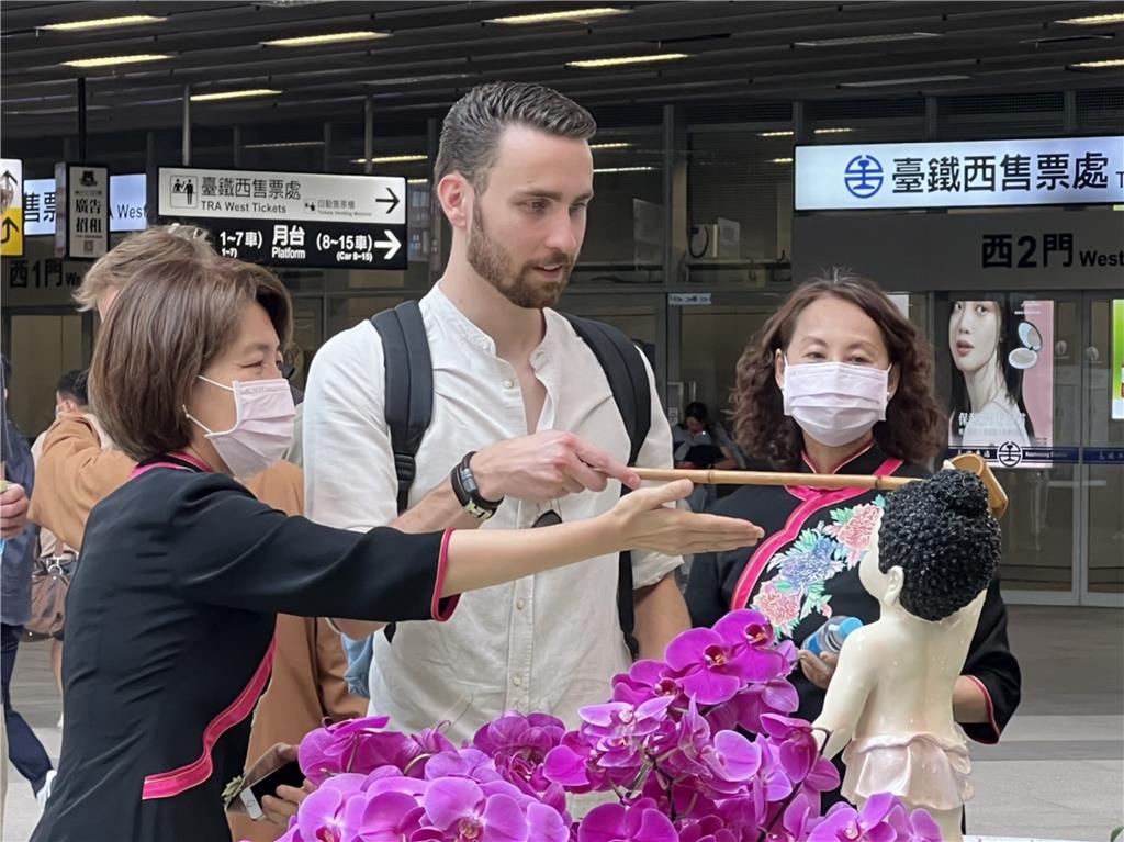 甫從台灣東部旅遊到達高雄站的美籍旅客James說，有機會親身體驗這浴佛活動，了解人間的佛陀、八相成道及童