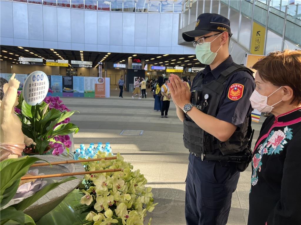 在高雄車站內執勤的波麗士大人，利用空檔特定前來浴佛。.jpg