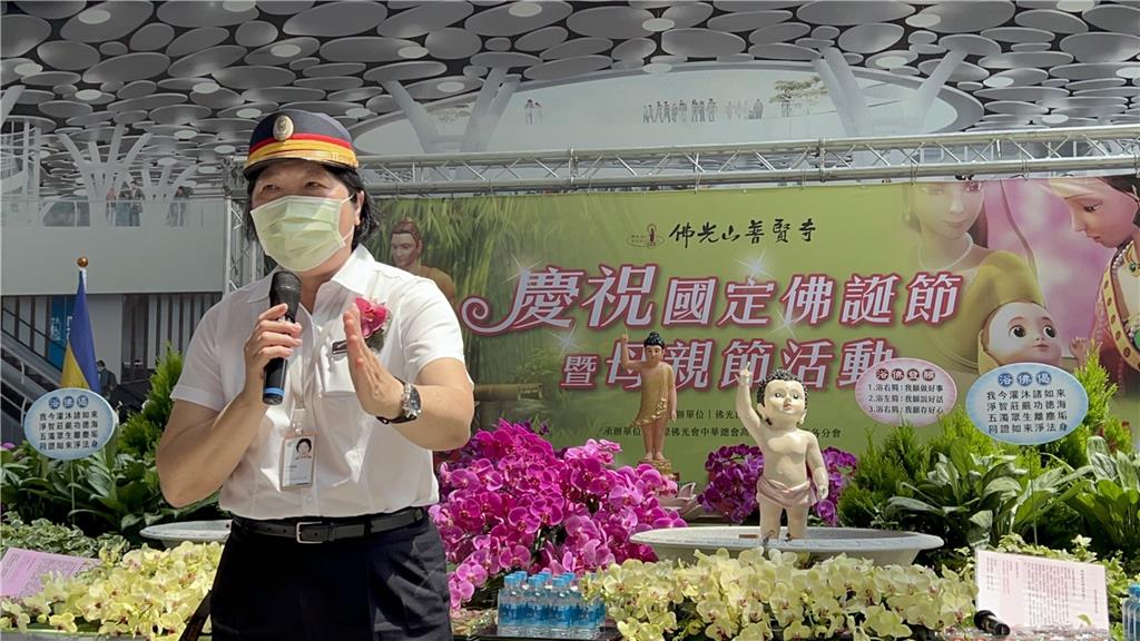 高雄車站站長上官慧珠上台致詞。.jpg