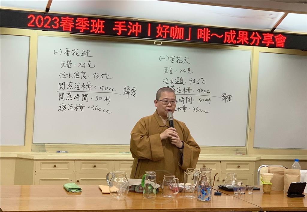 普賢寺監寺知貫法師開示勉勵，人間大學普賢分校施設多元課程，秉持宗風以教育培養人才，藉以培養興趣自我提