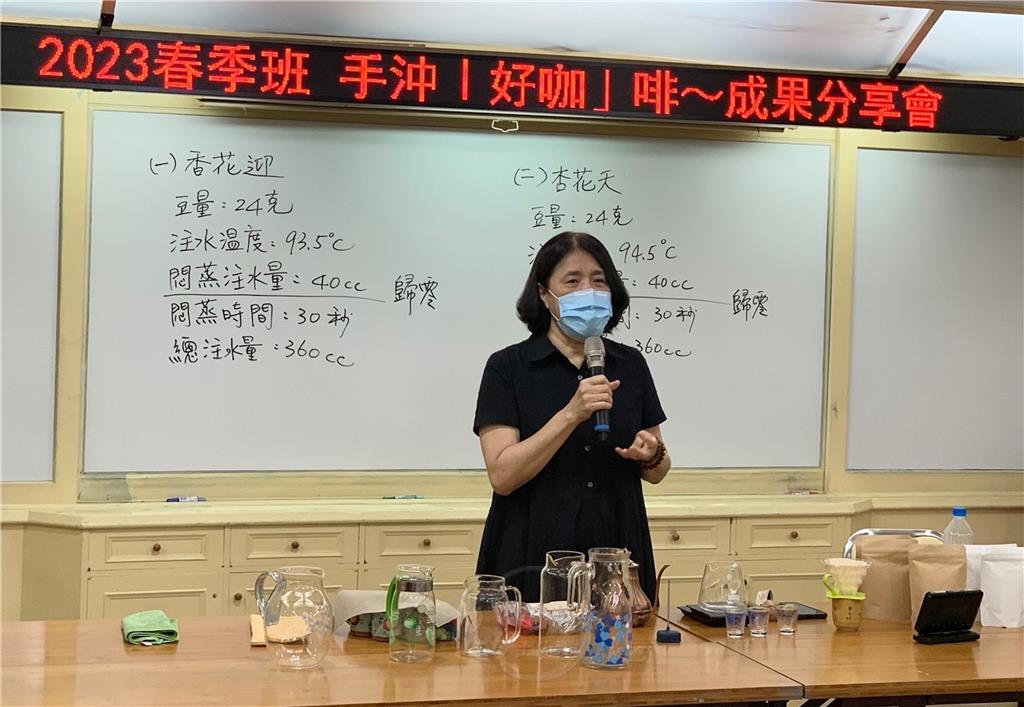 官心咖啡創辦人官瑞齡介紹成果分享的四款咖啡製成及風味特色。.jpg